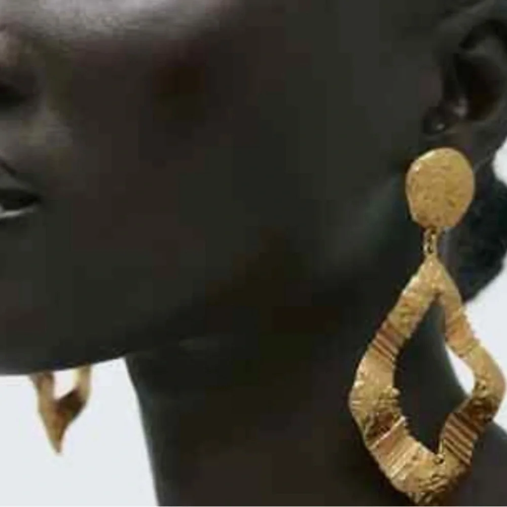 ZARA Textured rhombus Earrings - Picture 2 of 4